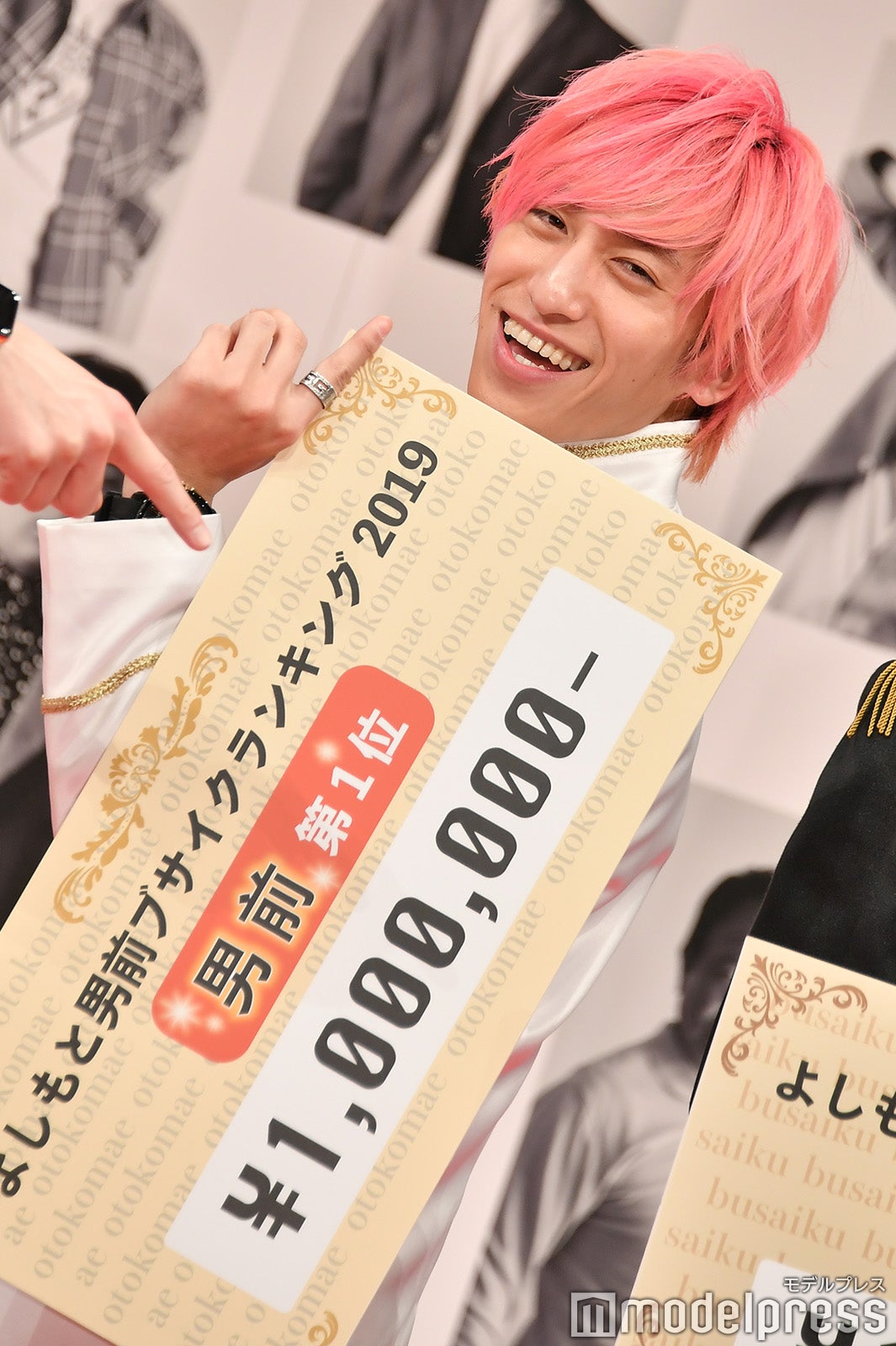 賞金100万円を獲得した兼近大樹 （C）モデルプレス