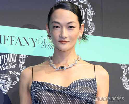 冨永愛、ウェディングドレス姿で美脚&美バスト大胆披露 “膝下の長さ”に注目集まる「異次元」「美しすぎる」