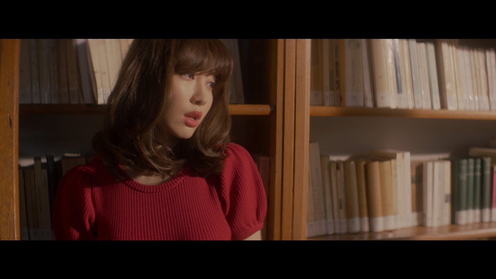 小嶋陽菜／「気づかれないように…」MVより（C）AKS