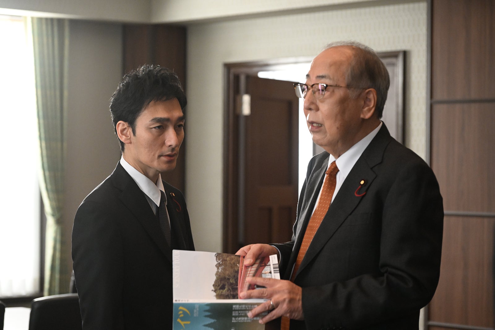 草なぎ剛、岸部一徳「罠の戦争」第9話より（C）カンテレ