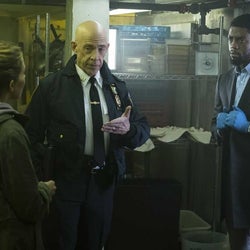 『21ブリッジ』変幻自在のオスカー俳優J・K・シモンズのインタビュー映像到着!