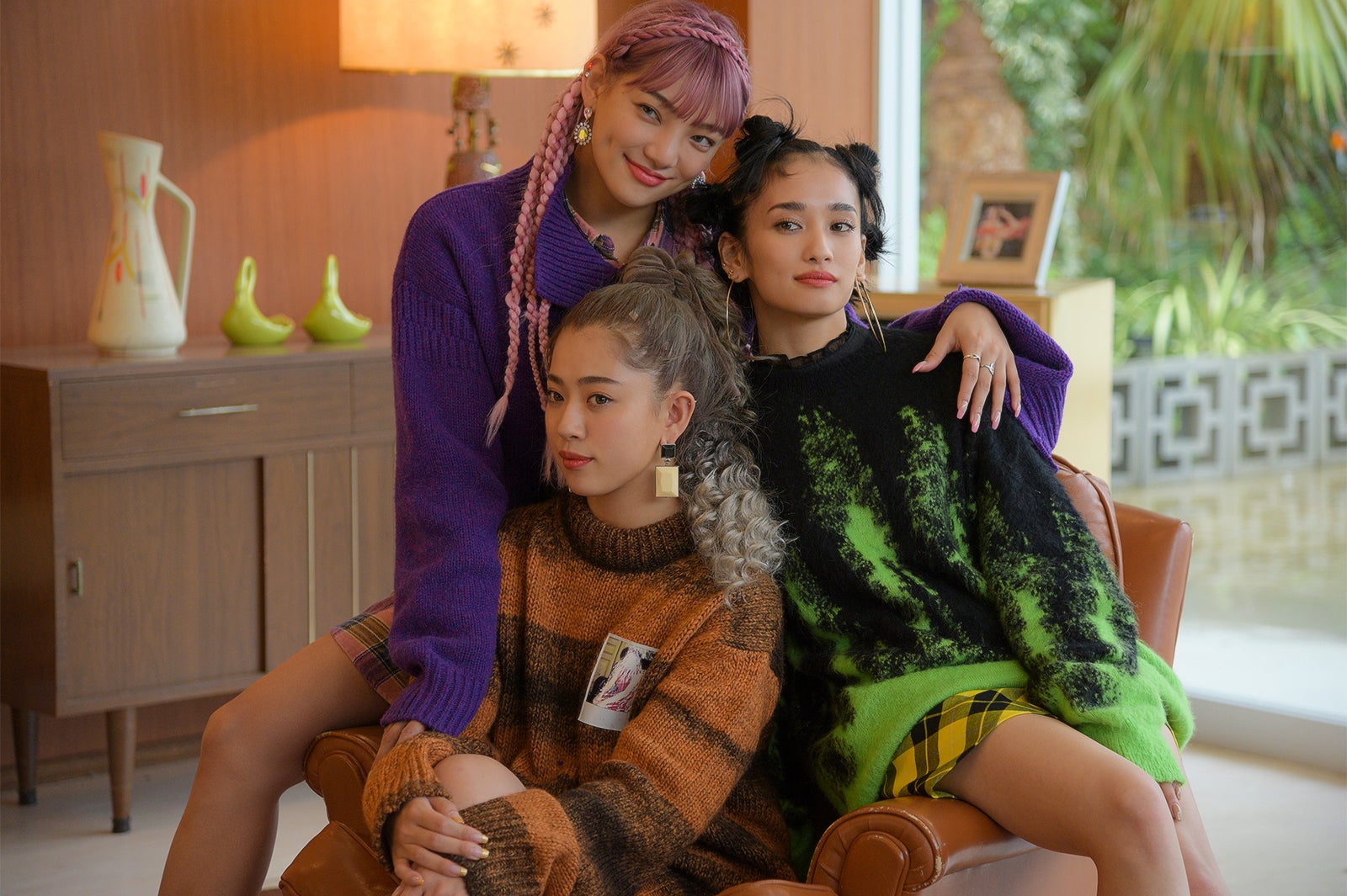 （上から）須田アンナ、YURINO、武部柚那／「THANK YOU」MV撮影オフショット（提供画像）