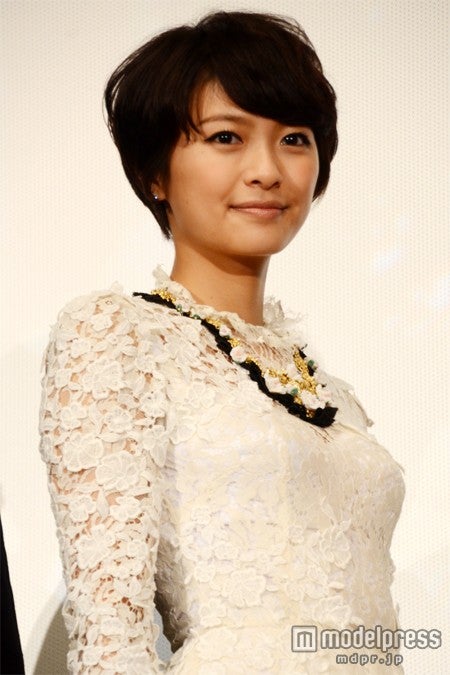 榮倉奈々、ミニドレスで美脚魅せ　自身の“ズレ”を自覚？