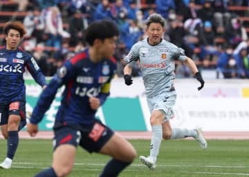 カズ先発の観衆発表 7605人で昨年の同スタジアム開幕戦から微減 甲府サポがカズのプレーに湧く場面も