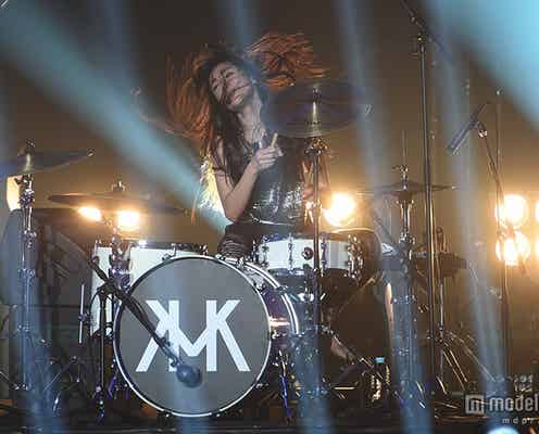 シシド・カフカ、黒髪振り乱し全力パフォーマンス ゾンビとの異色コラボも