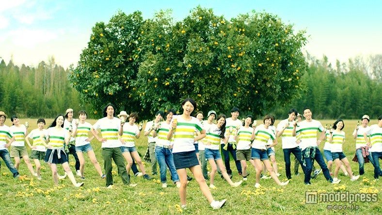 榮倉奈々が総勢40人でキュートなステップを披露