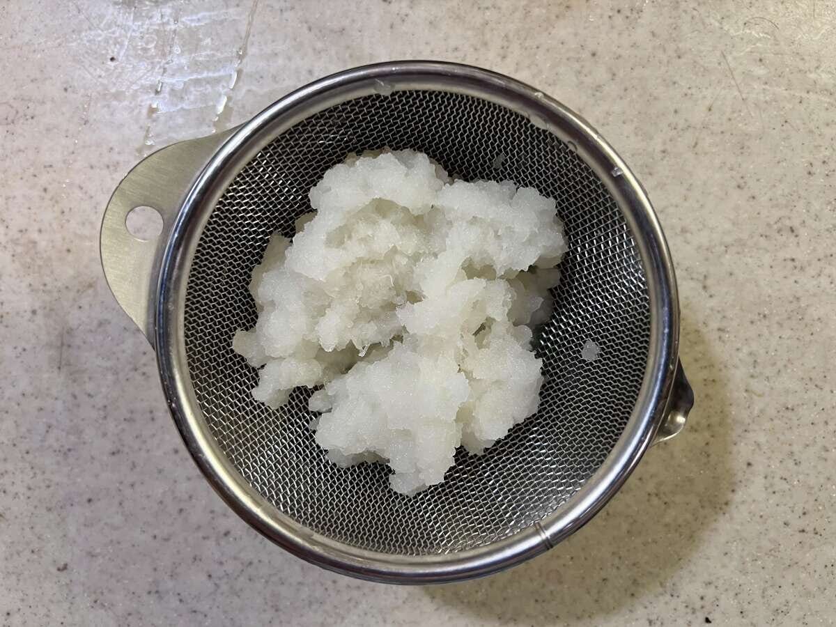 細かい網目のザルに入った白い大根おろし