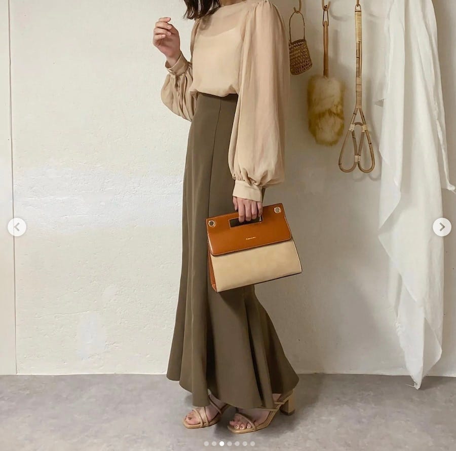 シアーアイテムで夏でも秋らしい淡色コーデ