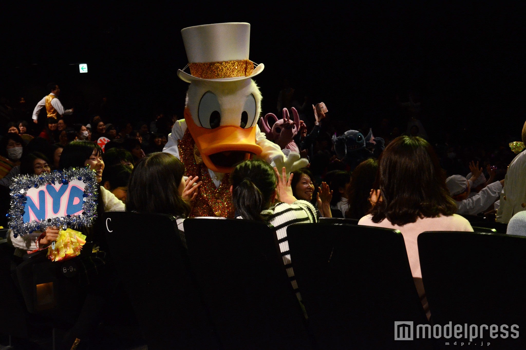 キャラクターが客席に降りてお祝い（C）モデルプレス