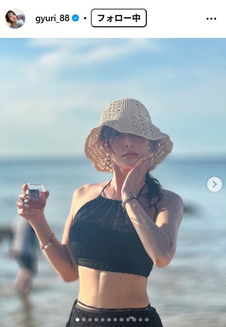 KARAギュリ、ビーチでの水着ショット公開「女神のよう」「美しすぎる