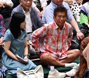 「いるのスグ分かった！」混戦夏場所、短パン姿で熱視線送る人気タレントの姿に騒然「目立つところに」「焼けてるな」「とんでもなく良い席に」