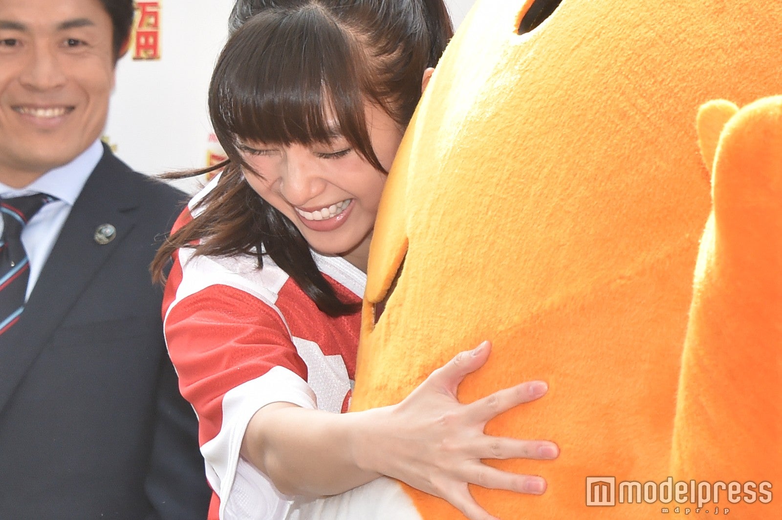 結果、抱きついちゃった… （C）モデルプレス