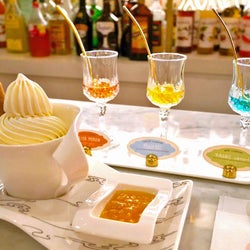 極上ソフトクリームにお酒の宝石リキュールをかけるデザートが話題! 青山「お酒とアイスクリーム」の新店