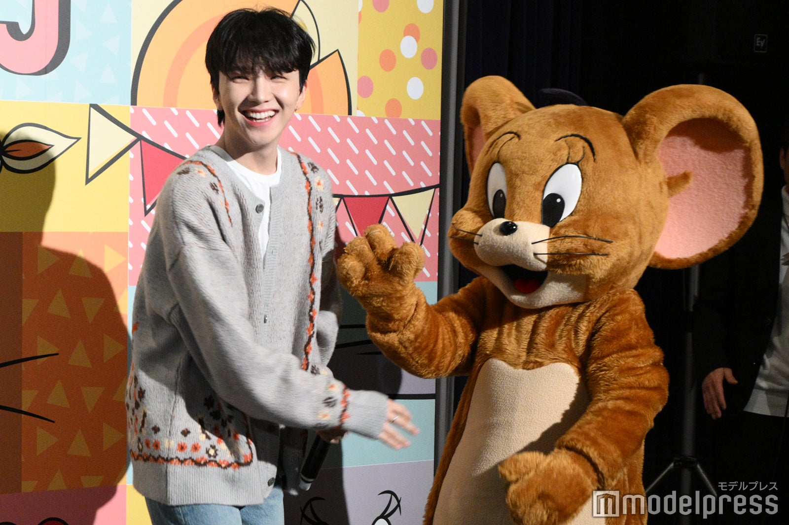 ジェリーと戯れるWOONHAK（ウナク）（C）モデルプレス