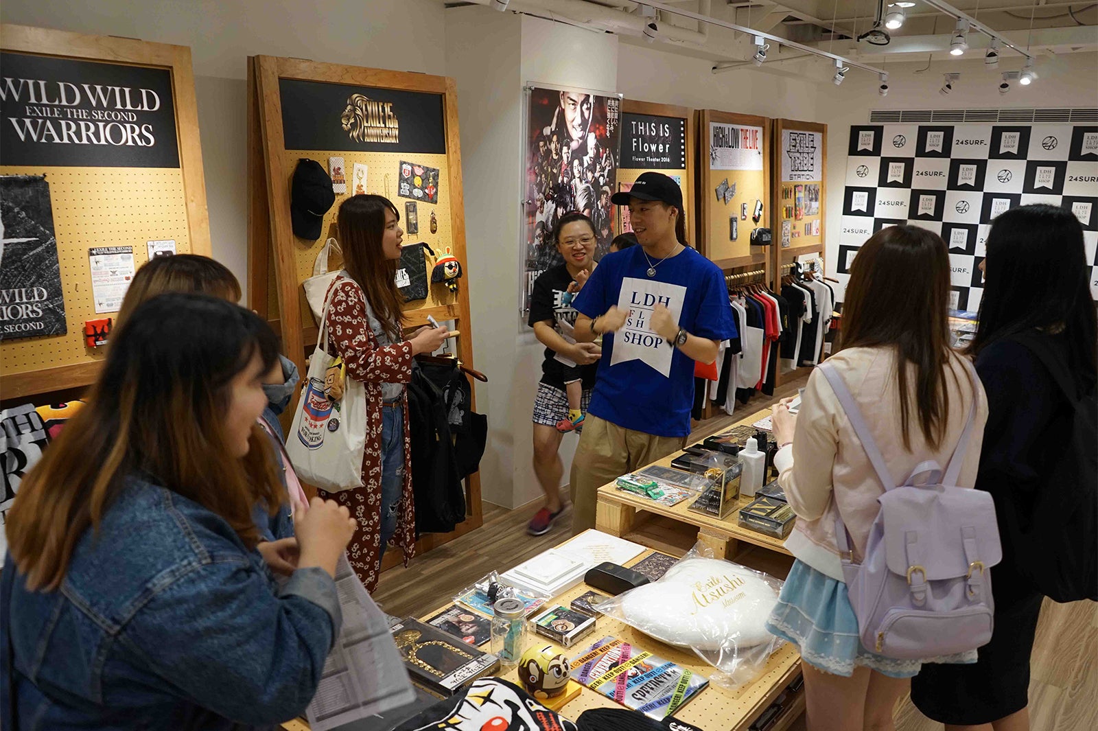 一日店長をつとめた世界（中央）／（画像提供：所属事務所）