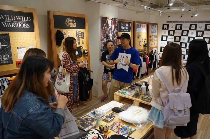 一日店長をつとめた世界(中央)/(画像提供:所属事務所)