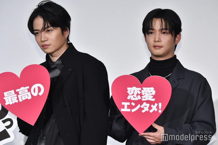 報道陣から「可愛い笑顔で!」と求められ「可愛いですよ」と返した菊池風磨、ハートとともに笑みを浮かべる千葉雄大 (C)モデルプレス