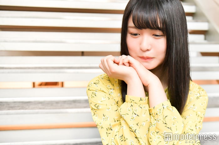 照れる。(C)モデルプレス