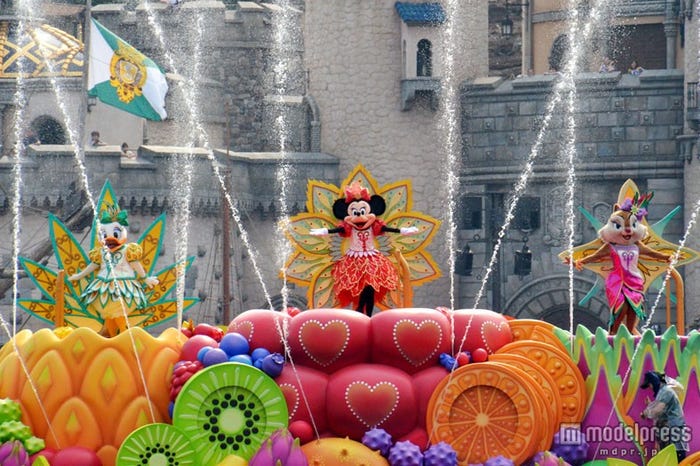 大量の水を放水するショー「ミニーのトロピカルスプラッシュ」