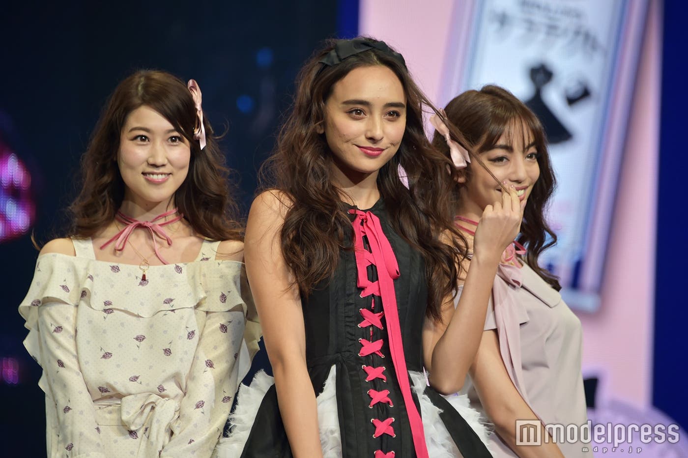 石田ニコル(中央)(C)モデルプレス