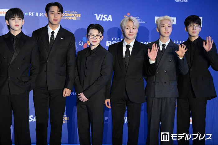 SEVENTEEN、誕生日迎えたウジを囲みレッドカーペット闊歩「3つの大切なものは？」に“4つ”で回答【2024 MAMA AWARDS DAY2】