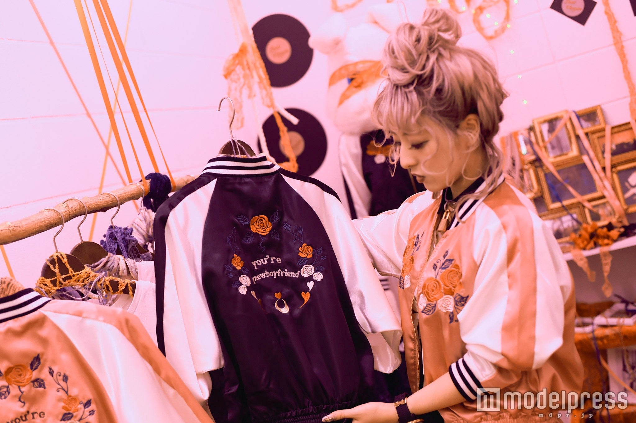 「バラbitchスカジャン」（color／PNK・BLK）14,000円（税抜）（C）モデルプレス