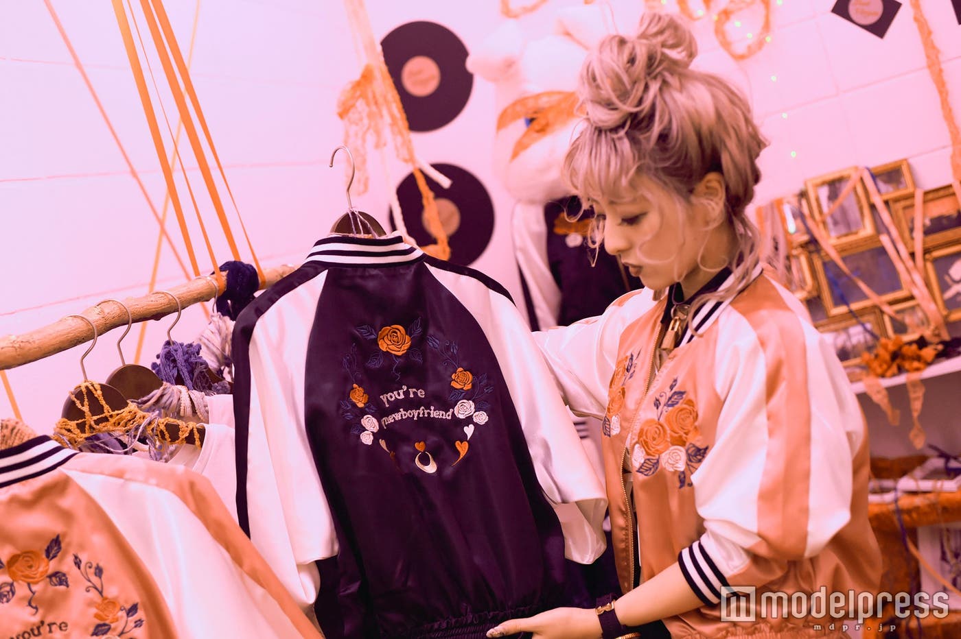 「バラbitchスカジャン」(color/PNK・BLK)14,000円(税抜)(C)モデルプレス