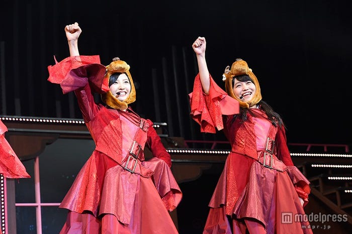 鹿になりきって寸劇(左から)兒玉遥、小嶋真子/(C)AKS