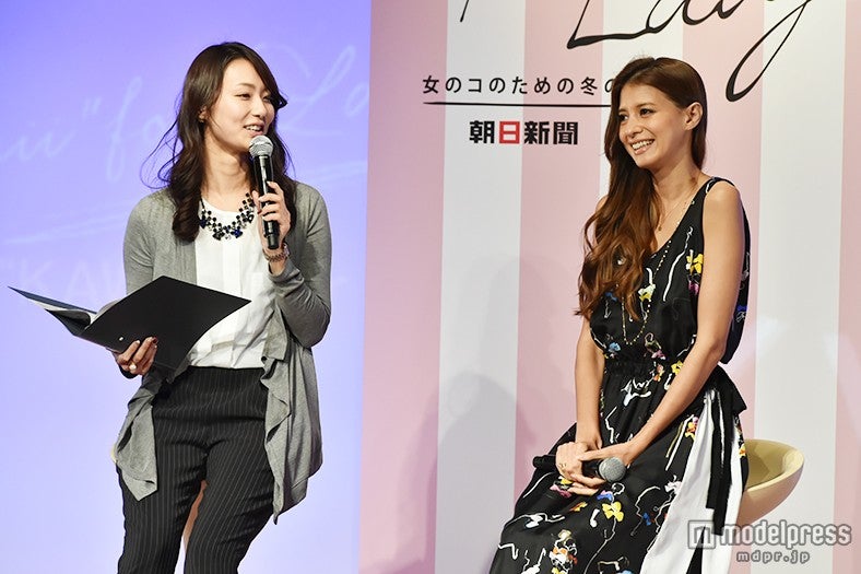 吉川ひなの（右）