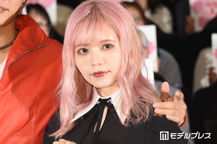 益若つばさ、親子で私服2ショット「まるでオシャレカップル」「息子くんスタイル良すぎる」と話題に