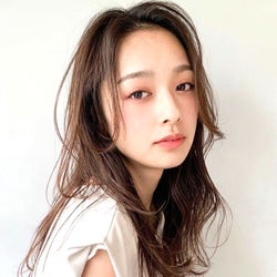 パーマ 黒髪の大人お洒落なセミロングヘア 落ち着いた雰囲気も垢抜けも叶う モデルプレス