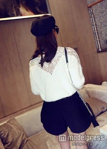 背中のレースが華奢ボディを演出「バッグレースのモヘア ニット 2,980円（税込）」 Photo by Mon Favori