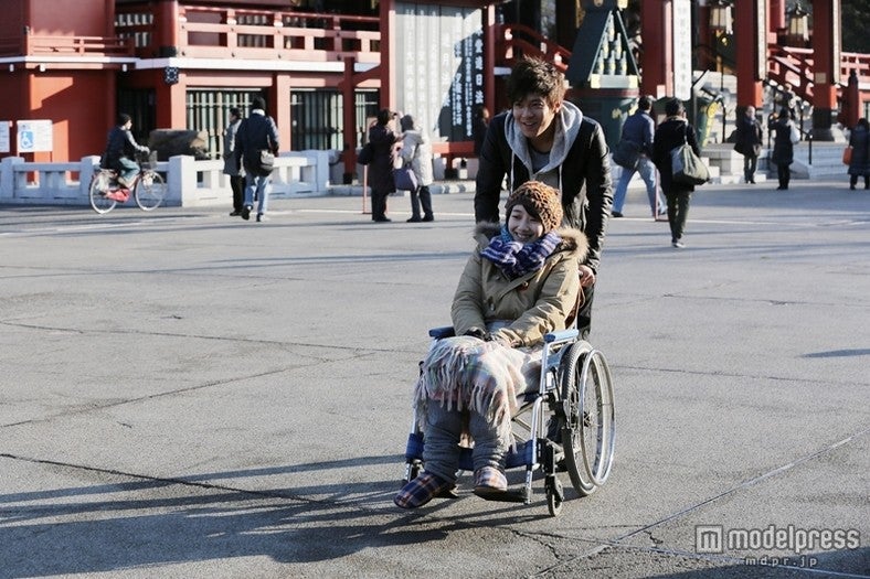 エピソード3「ブルーローズ」に出演する小出恵介＆波瑠（C）BeeTV