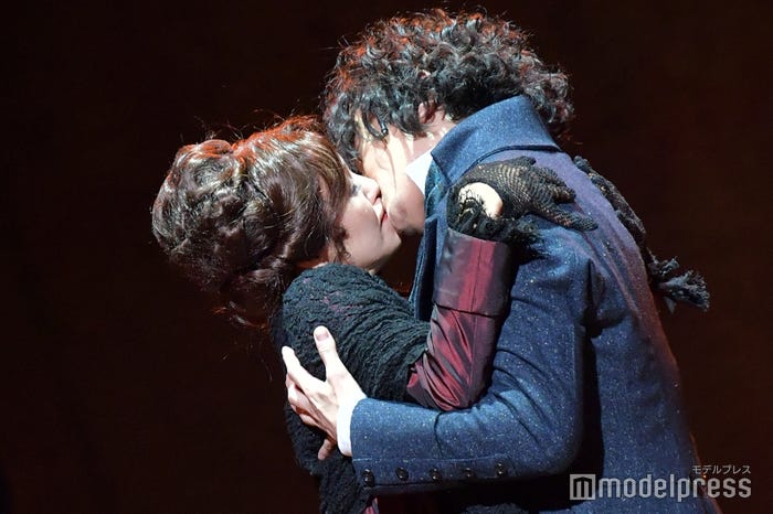 奥貫薫、稲垣吾郎が熱いキスシーン (C)モデルプレス