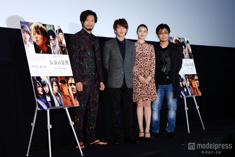 映画「るろうに剣心／伝説の最期編」世界最速上映イベントの模様（左から）青木崇高、佐藤健、武井咲、大友啓史監督