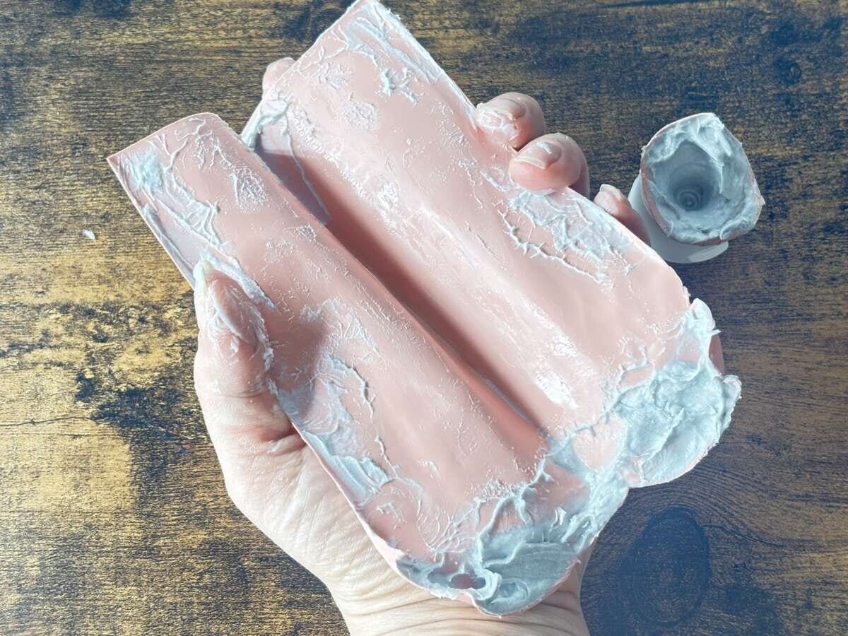 ハサミで切った洗顔料チューブの根元に残る中身