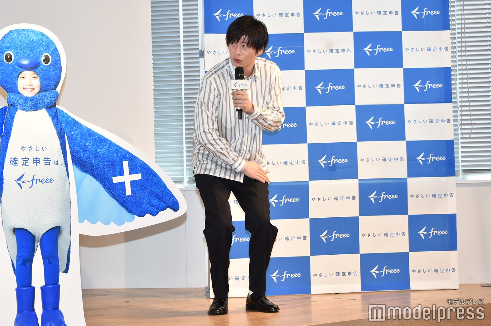 後輩への怒り方がわからずとりあえず太ももらへんを小突いてみた田中圭（C）モデルプレス