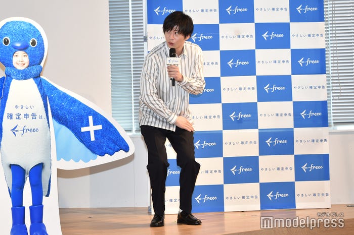 後輩への怒り方がわからずとりあえず太ももらへんを小突いてみた田中圭(C)モデルプレス