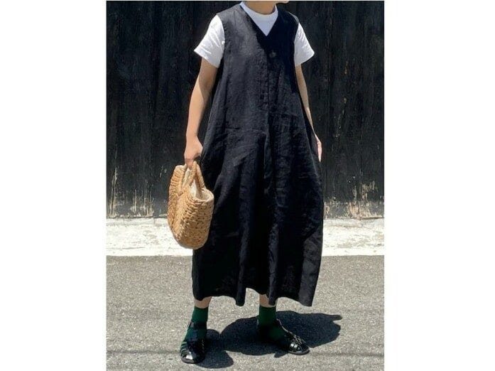 Vネックのワンピースに白Tをレイヤードして雰囲気を変えて　出典：WEAR