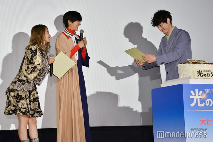 山本舞香&佐久間由衣から坂口健太郎へ色紙のプレゼントも(C)モデルプレス