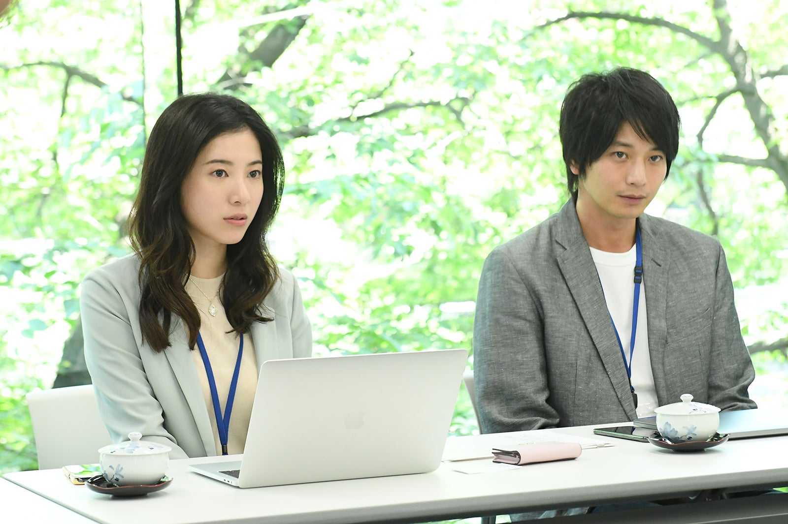 吉高由里子、向井理／「わたし、定時で帰ります。」より（C)TBS