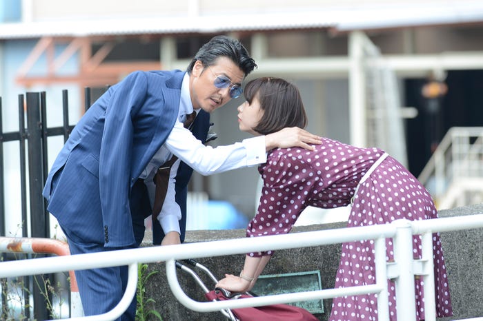 森川葵(右)のビンテージファッションが可愛い!/(『遺産相続弁護士 柿崎真一』第一話場面カット(画像提供:読売テレビ)