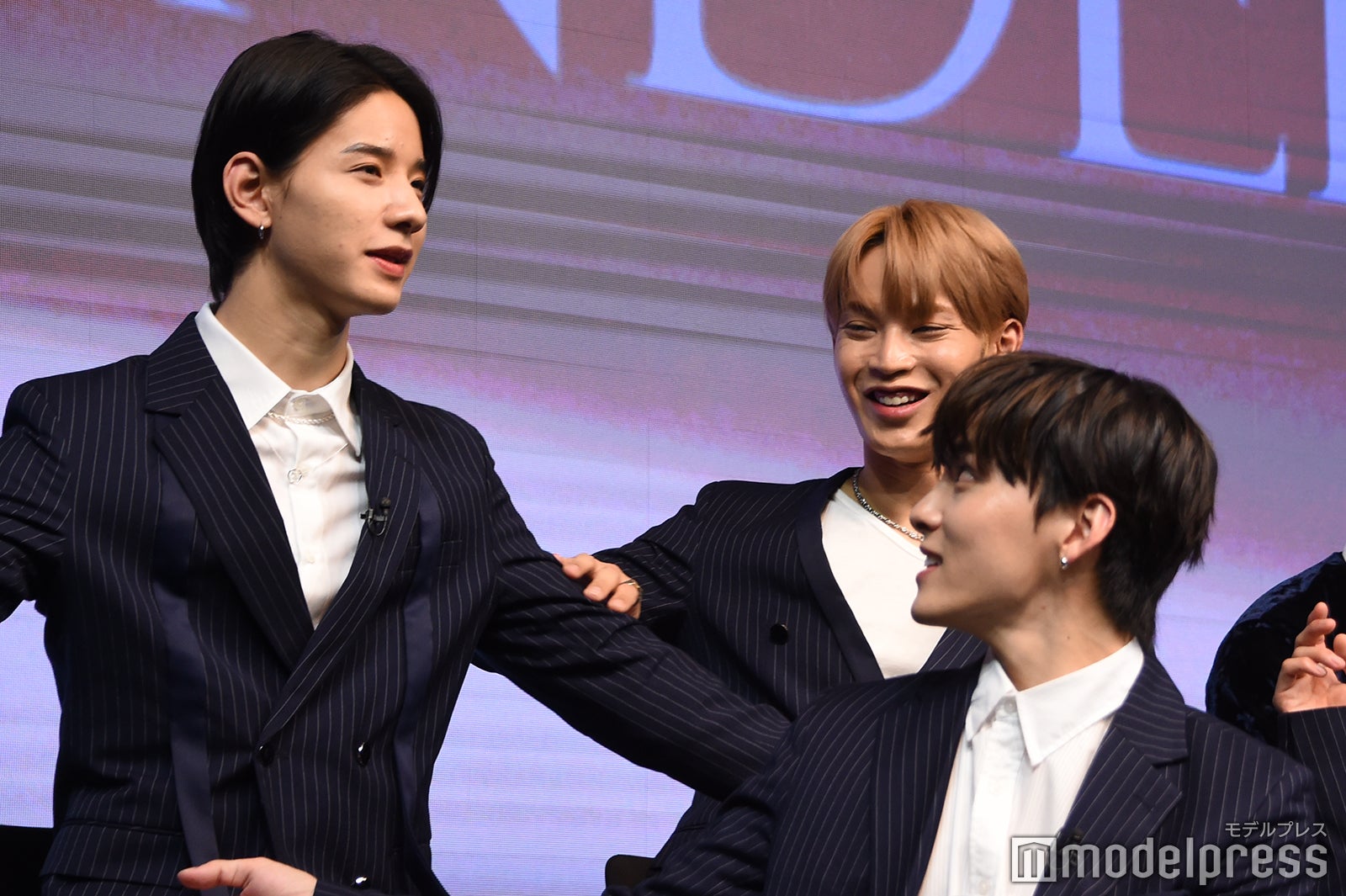 佐藤景瑚にトークを盗まれる與那城奨、ツッコミを入れる川西拓実 （C）モデルプレス