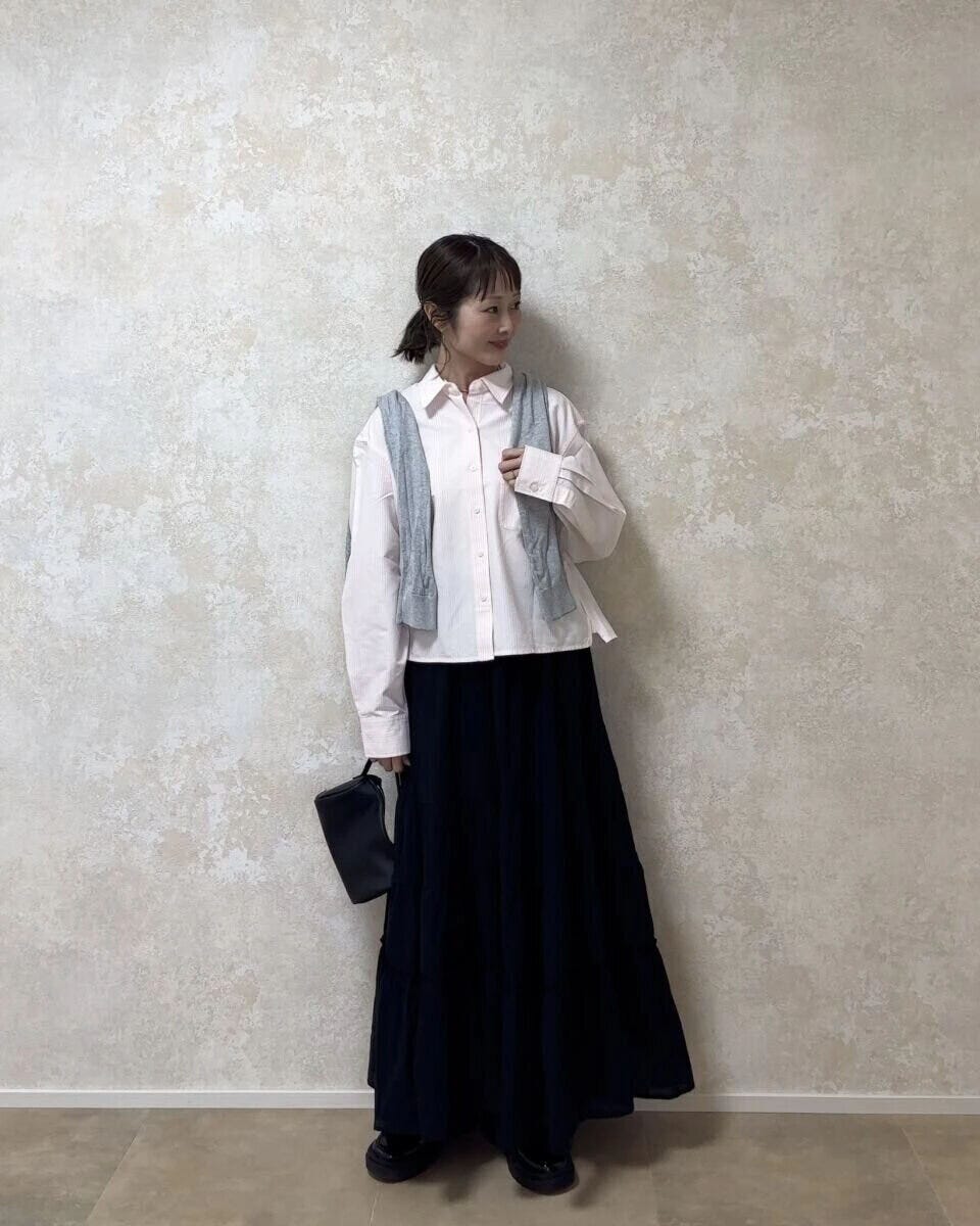 2026春大人女性おすすめピンクシャツ黒ティアードスカートコーデ
