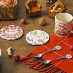 スーベニア:マグカップ税込2,200円、白雲石コースター(全2種)税込各1,320円、スプーン(全2種)税込各1,100円(C)Disney