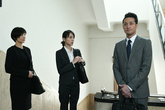 草刈民代、戸田恵梨香、松岡昌宏/「大恋愛~僕を忘れる君と」第4話より(C)TBS