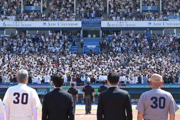 天皇陛下と愛子さまが早慶戦を観戦 満員の場内から歓声と大きな拍手 ミントグリーンの初夏の装い、気品漂う外巻き風ヘア