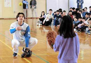 日本ハム・田宮＆細川 小学校訪問で「元気なパワー受けとった」 キャッチボールなど笑顔で交流