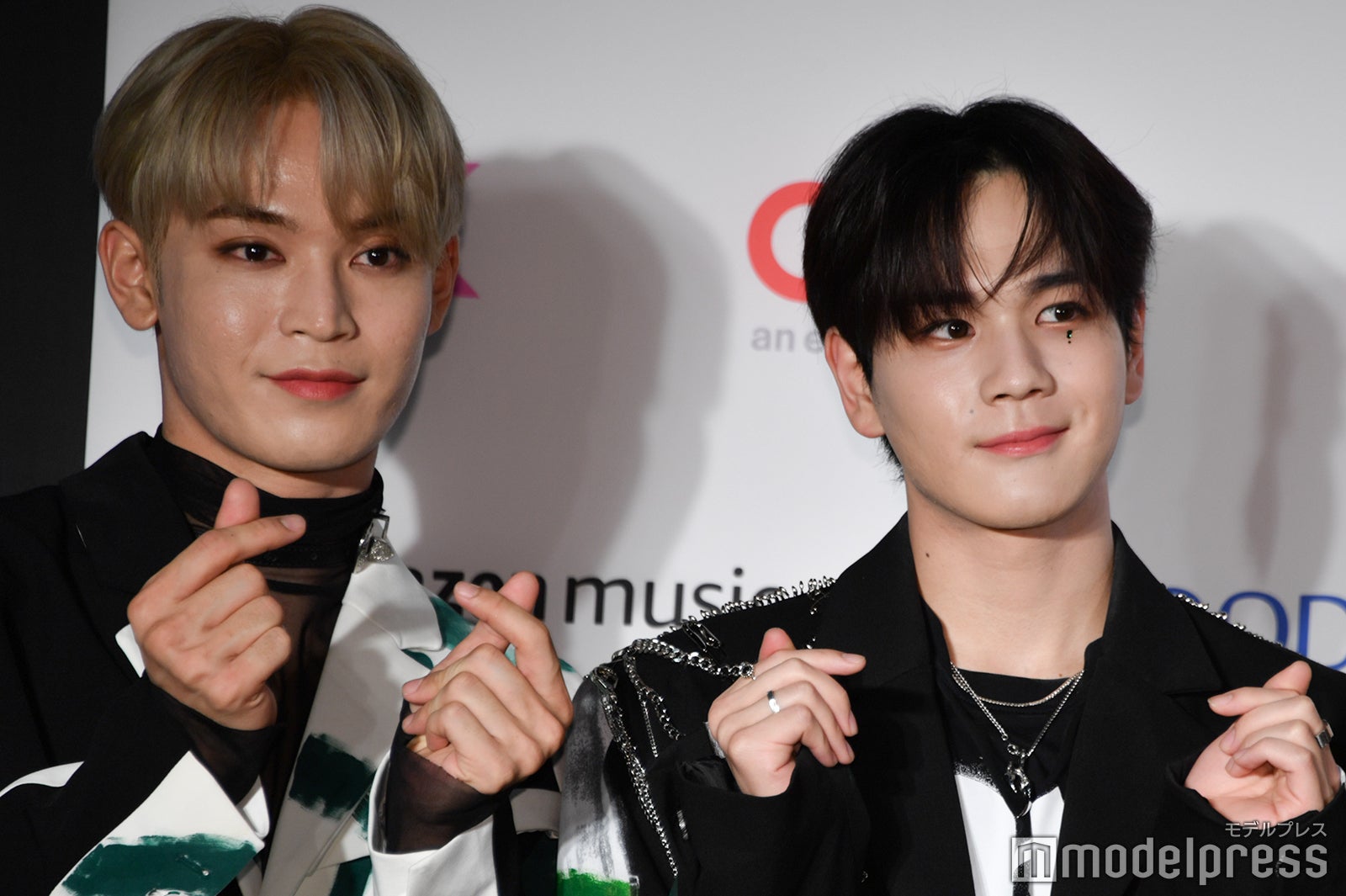 指ハートをする與那城奨、豆原一成（C）モデルプレス