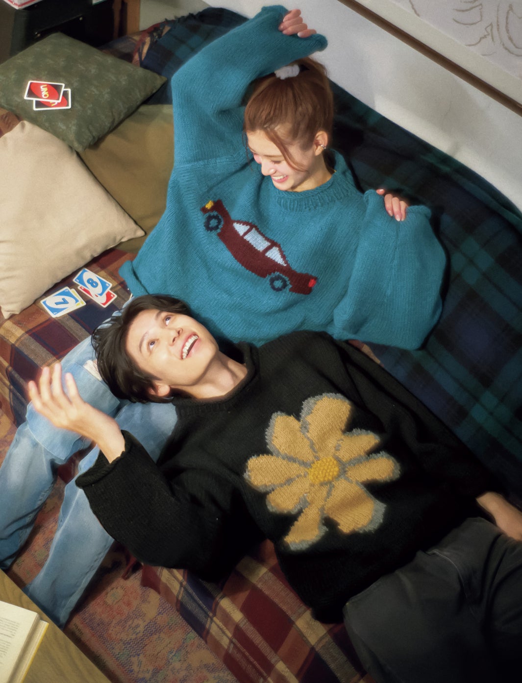 萩原利久、生見愛瑠の膝枕でリラックス “おうちデート”ラブラブカップル熱演